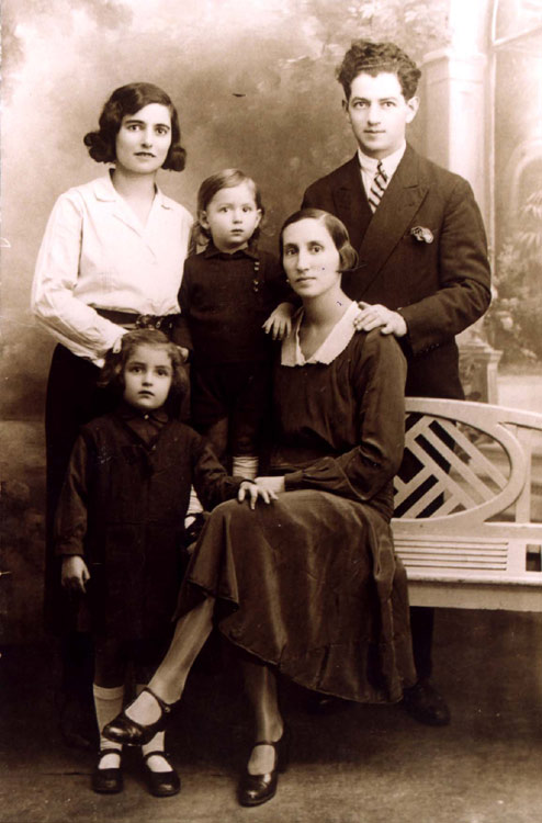 Herschel Yoffe, seine Frau Gittel Rabinovitz Yoffe, ihre Kinder Abramele und Rachel Rosa (die das Foto zur Verfügung stellte), mit ihrer Tante, 23. Oktober 1932.
