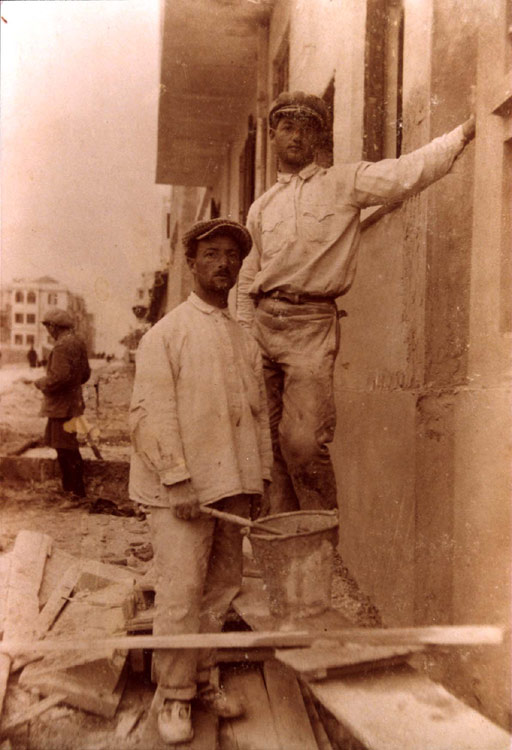 הירשל יופה ואחיו, רפול יופה, עובדים כבנאים. תל-אביב 1924.