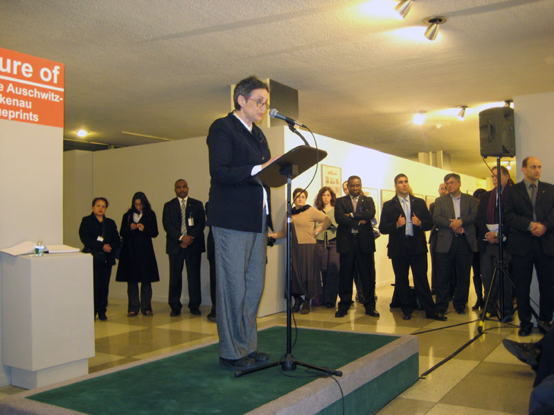 מנהלת אגף המוזיאונים ביד ושם, יהודית ענבר, בפתיחת התערוכה בבניין האו"ם.