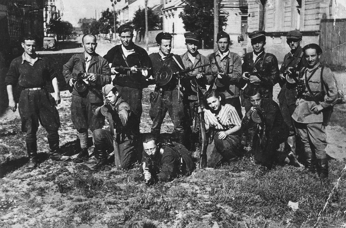 וילנה, פולין, יולי 1944 – פרטיזנים יהודים חברי ה"אף-פה-או" (הארגון הפרטיזני המאוחד) שנמלטו מהגטו ליערות רודניקי, בשובם לווילנה לאחר השחרור