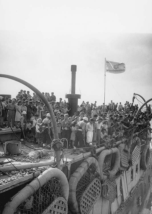 הספינה "יציאת אירופה תש"ז" עוגנת בנמל חיפה, 18/07/1947, אוסף התצלומים הלאומי, לע"מ.