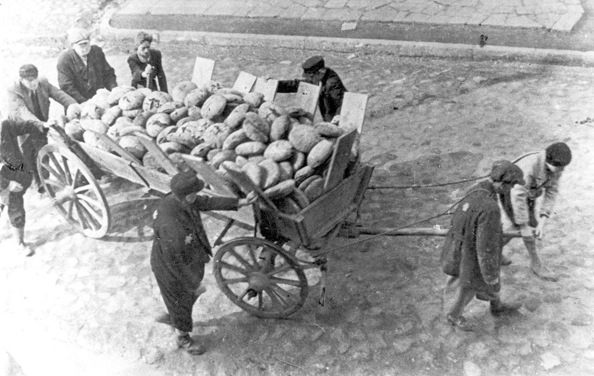 Distribution of bread in the Lodz ghetto