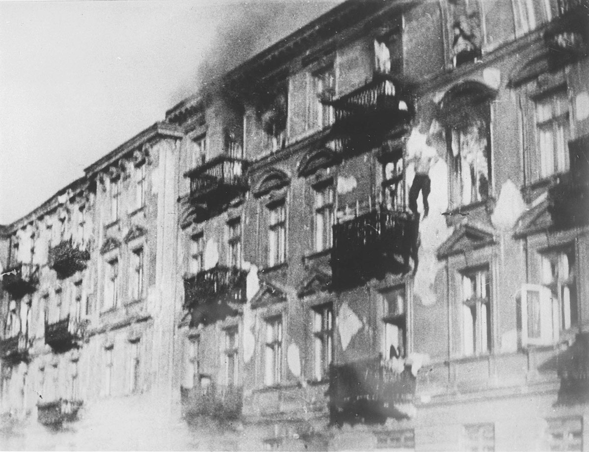ורשה, פולין, 1943 - יהודי קופץ אל מותו מחלון הקומה הרביעית של בנין בוער