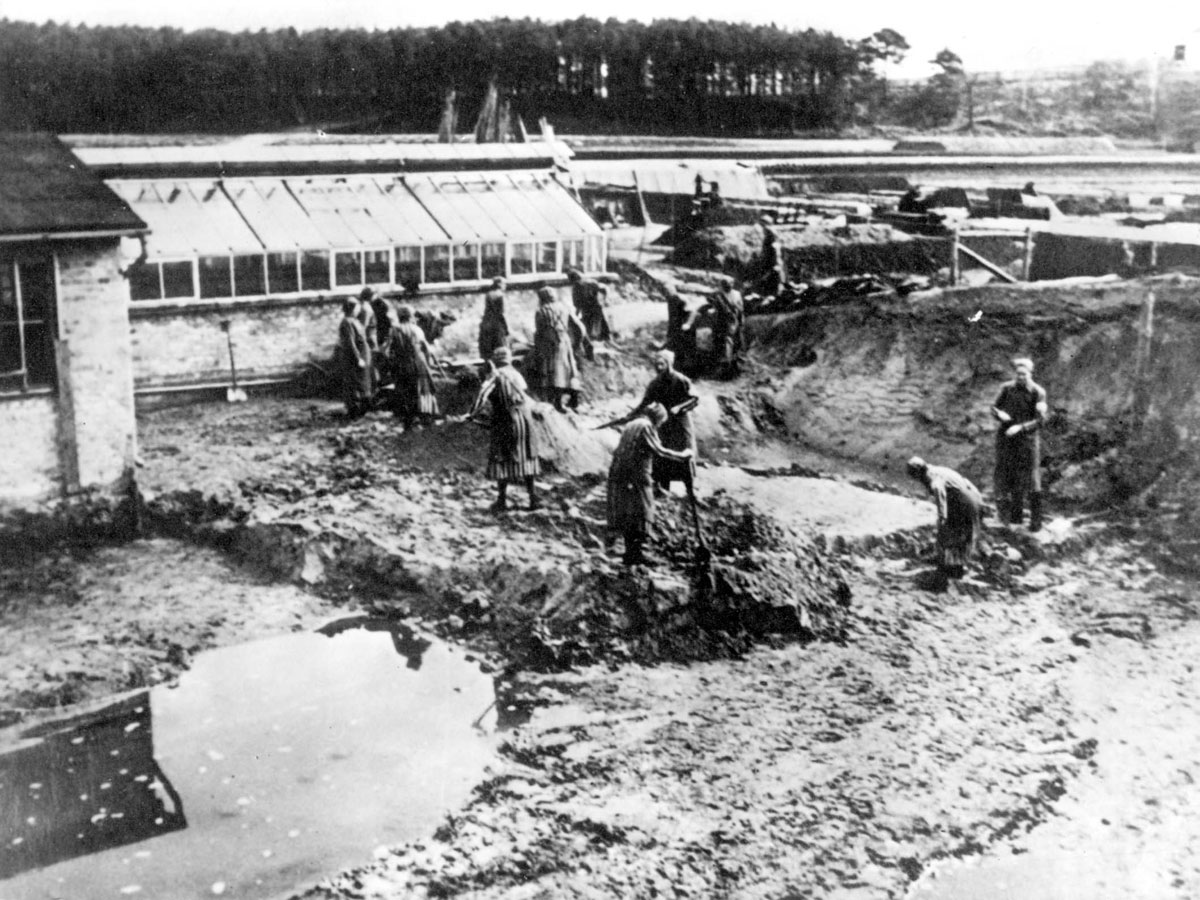 אסירות במחנה רוונסבריק עוסקות בעבודות כרייה.