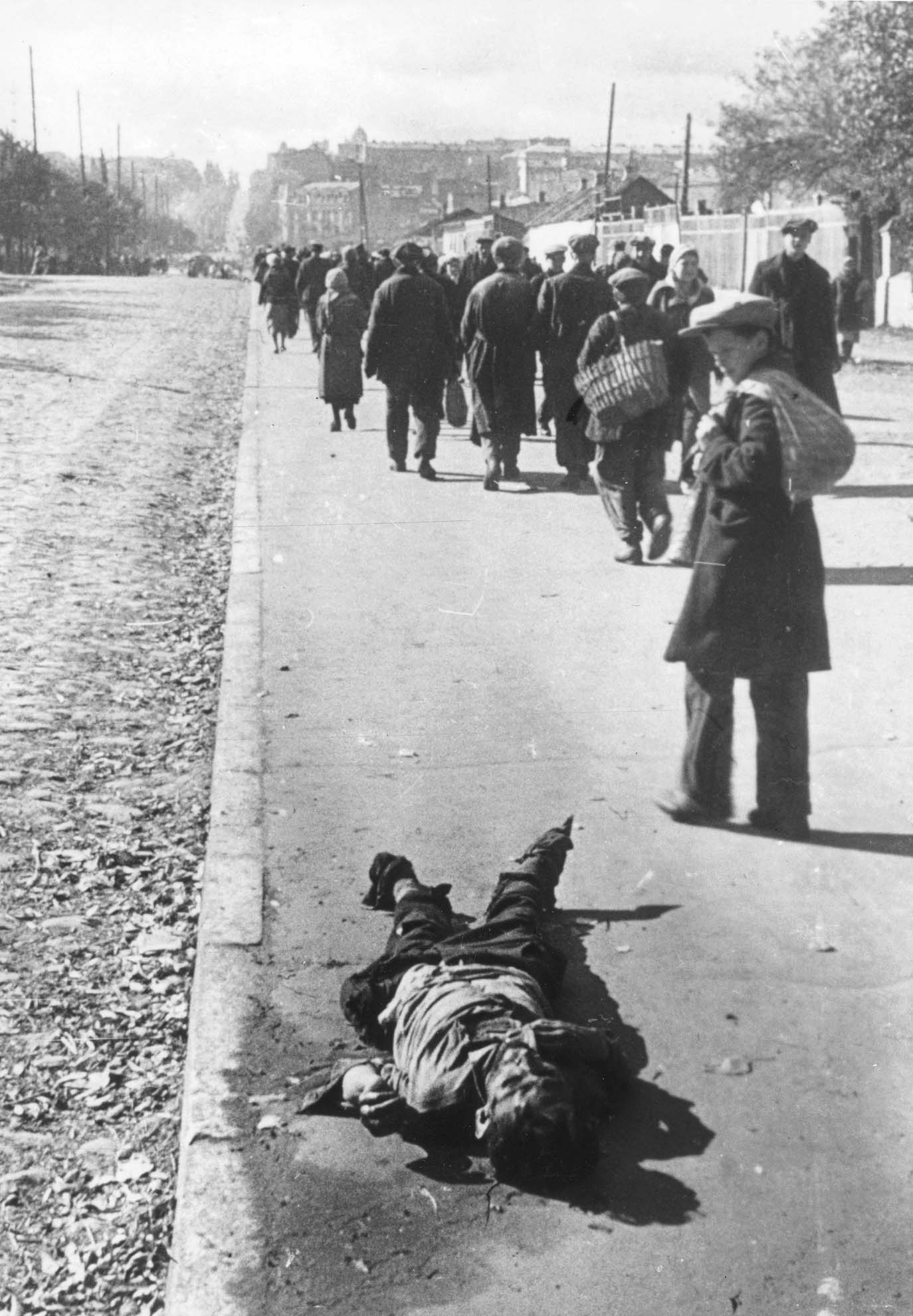 Киев, осень 1941. Тело еврея, расстрелянного по дороге в Бабий Яр