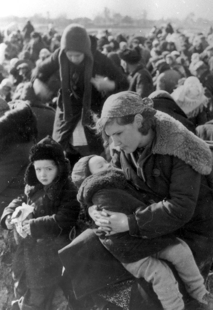 Мать со своими детьми среди других евреев городка на месте сбора. Лубны, Полтавская область, Украина. 16 октября 1941 г.