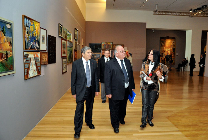 Chairman of the Yad Vashem Directorate Avner Shalev, Director General of the Ministry of Education Dr. Shimshon Shoshani, and curator of the exhibition and Deputy Director of the Museums Division Yehudit Shendar