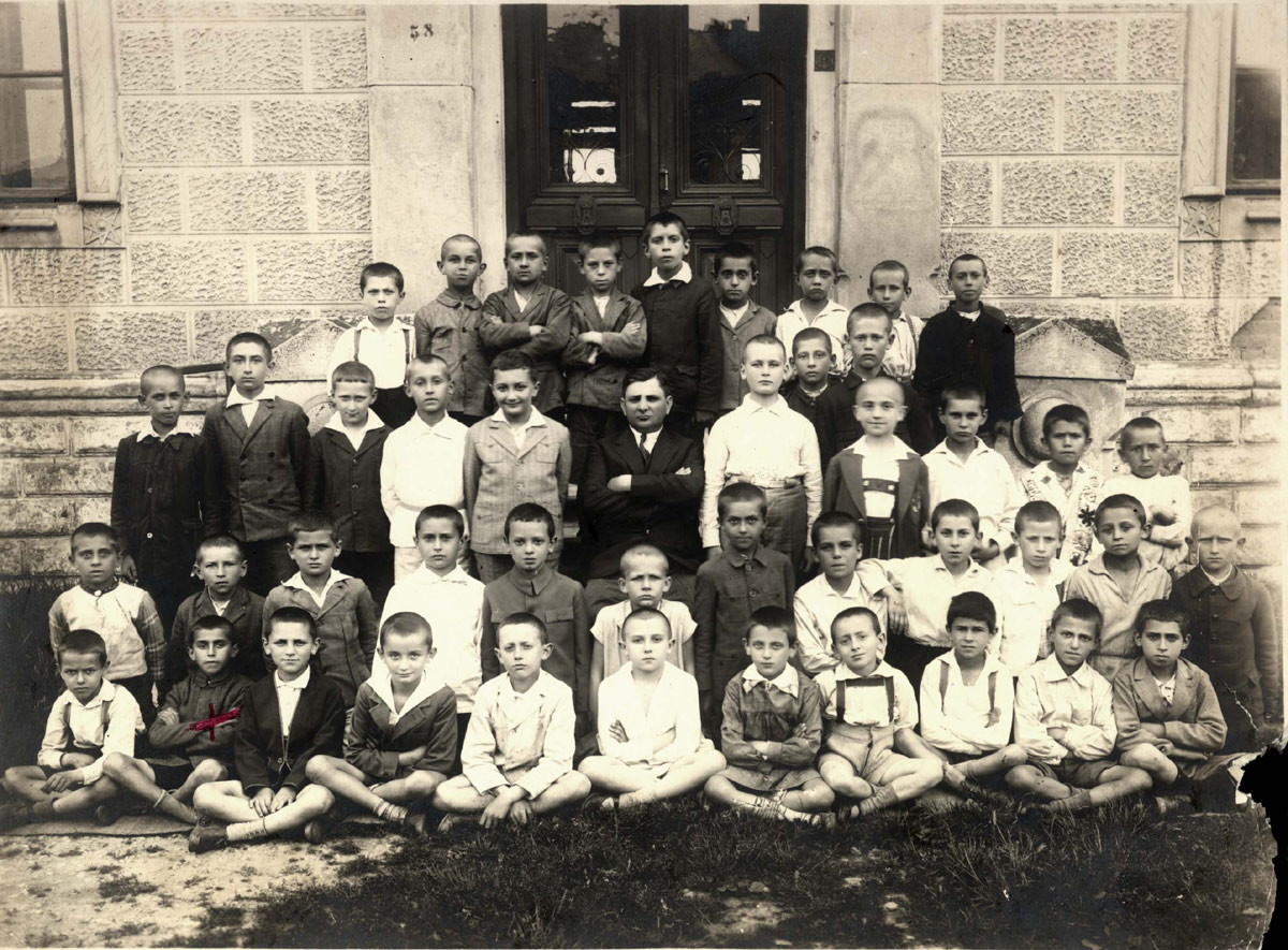 Iasi, Rumania. Fotografía escolar de un grupo de alumnos con su maestro, antes de la guerra