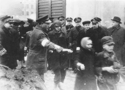 Варшава, Польша. Депортация детей из Варшавского гетто в Треблинку.