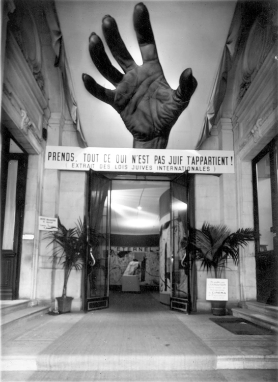הכניסה לתערוכה האנטישמית 'היהודי וצרפת'. בורדו, צרפת, 1942.