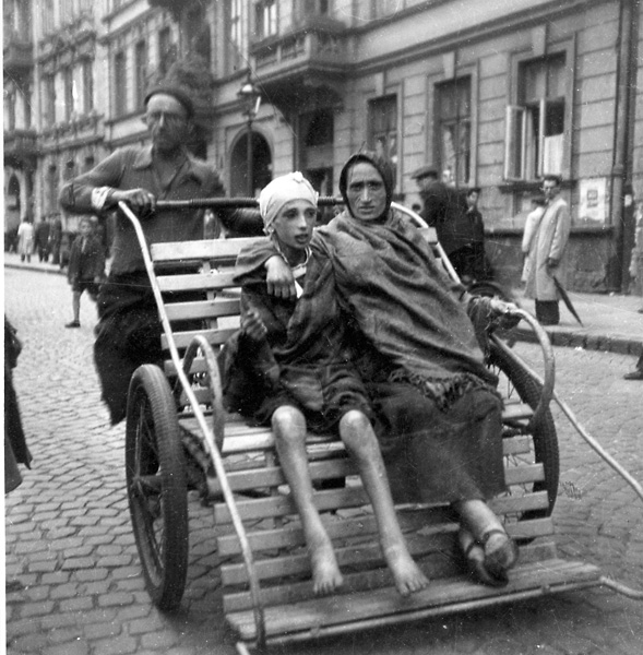 Варшава, Польша, 19/09/1941. Две голодающие женщины в рикше на территории гетто.