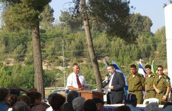 חבר הכנסת הרב מיכאל מלכיאור מדבר בעצרת