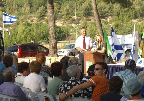 חברת הכנסת ויו"ר העמותה הפרלמנטרית לזכר השואה, קולט אביטל, מדברת בעצרת