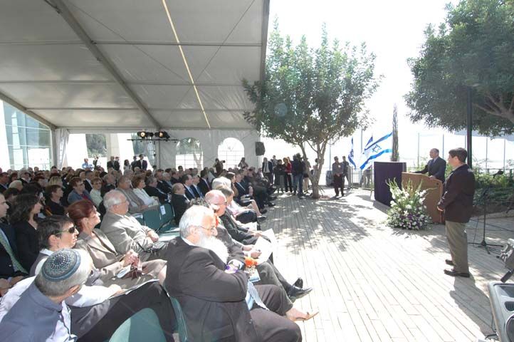Prime Minister Ehud Olmert delivers his address at the ceremony