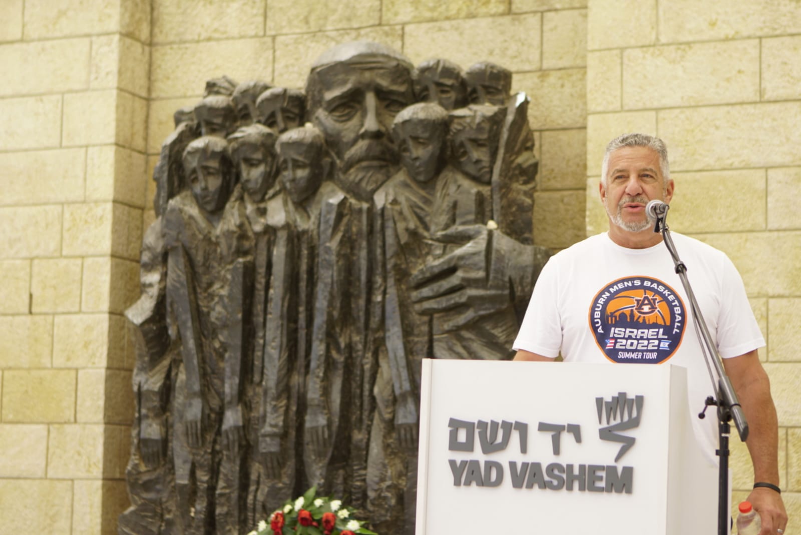 Auburn Tigers Coach Bruce Peal addressing his team in Janusz Korczak Square during their visit to Yad Vashem