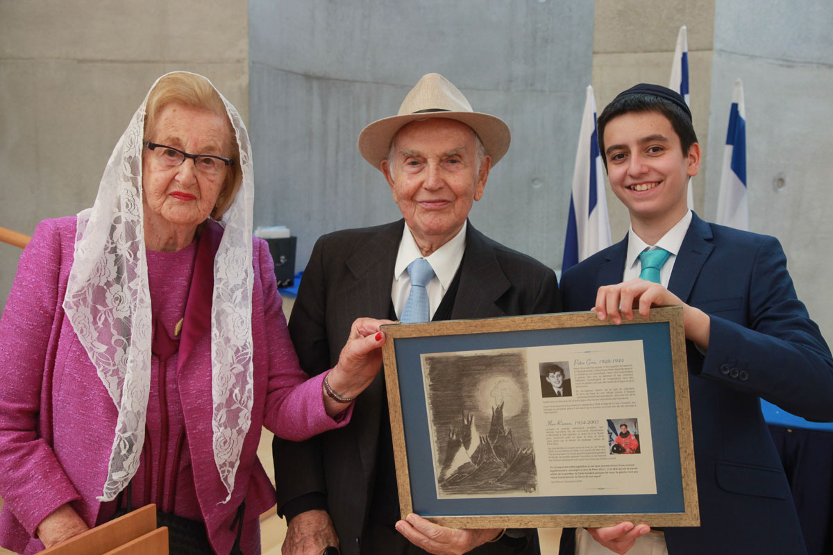 De gauche à droite : Marisha et David Feuerstein, et le jeune Bar Mitzva Baroukh Shmuel Yossef Abadi.