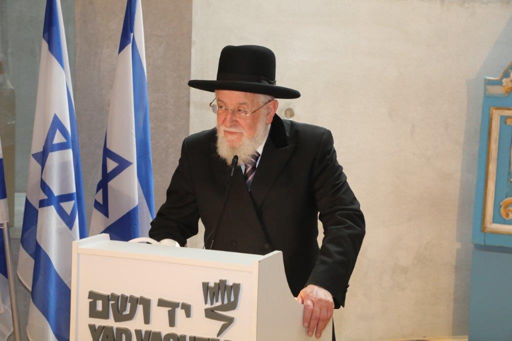 Der Vorsitzende des Yad Vashem Beirates, Rabbi Israel Meir Lau, wendet sich an das Publikum, das bei der Einweihung des Buches der Namen anwesend ist