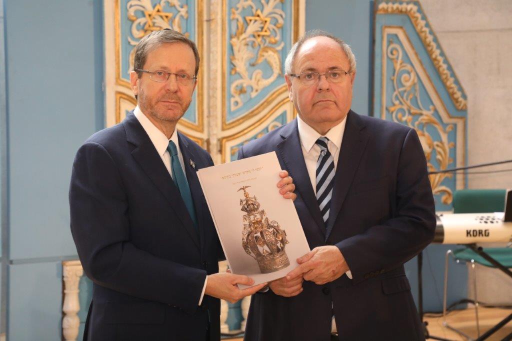 Yad Vashem Dani Dayan presents President of the State of Israel H.E. Mr. Isaac Herzog with a Token of Remembrance at the inauguration of the Book of Names