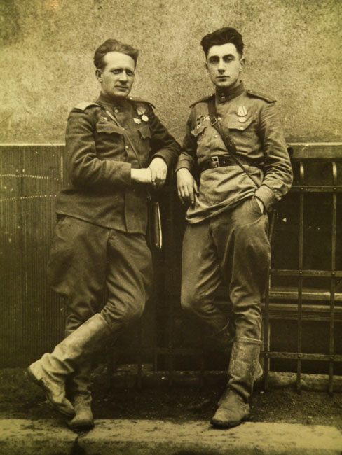Boris Suris (on the right) with Captain Kiselevich, Poland, 1945 (Kiselevich was killed two weeks later)