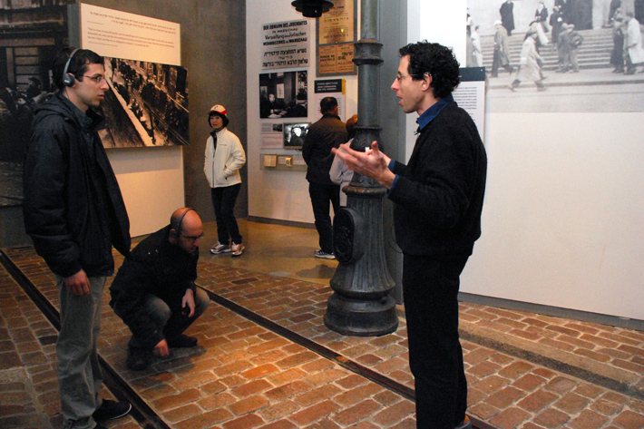 גלעד שליט במהלך סיור במוזיאון לתולדות השואה