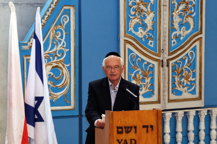 Holocaust survivor Dr. Avraham Horowitz speaks during the ceremony