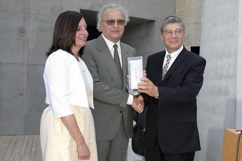 יו"ר הנהלת יד ושם, אבנר שלו מעניק שי לבני הזוג רובינשטיין, התורמים לבית הכנסת
