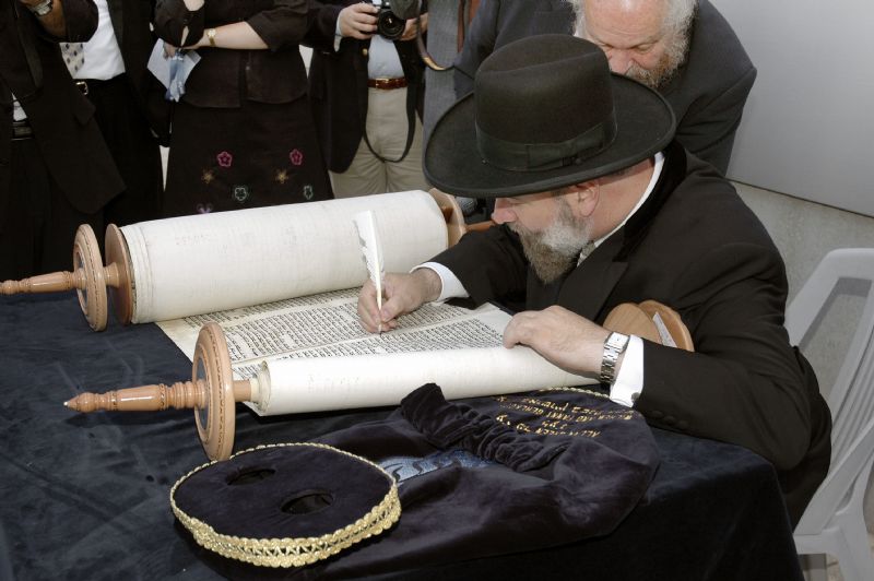 הרב הראשי לישראל, הרב יונה מצגר, חותם את ספר התורה לפני הכנסתו לארון הקודש