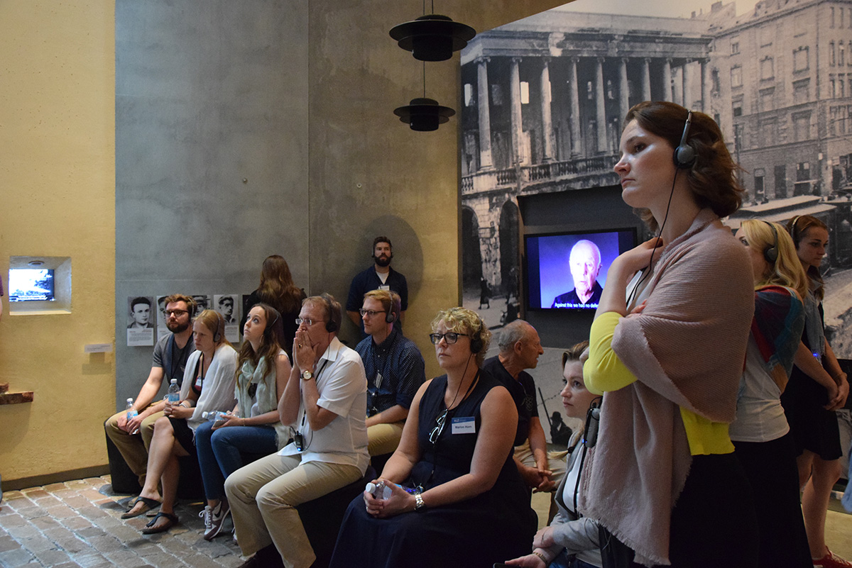 Teilnehmende des Medienseminars bei der Führung durch das Museum zur Geschichte des Holocaust