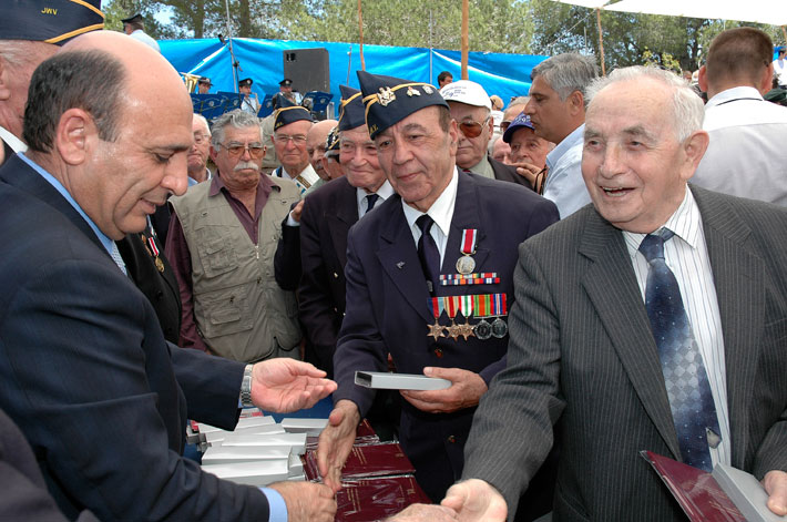 Minister of Defense Lt. Gen. (res.) Shaul Mofaz hands out certificates to World War II veterans