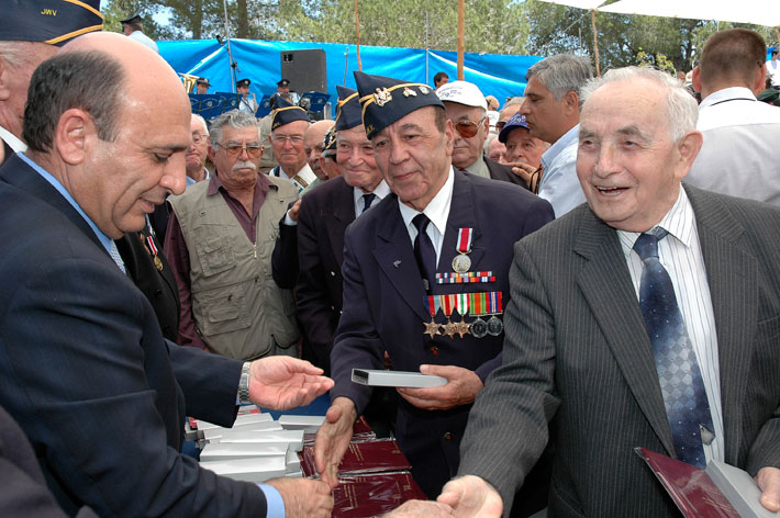שר הביטחון שאול מופז מחלק מדליות ללוחמים שלחמו במלחמת העולם השניה