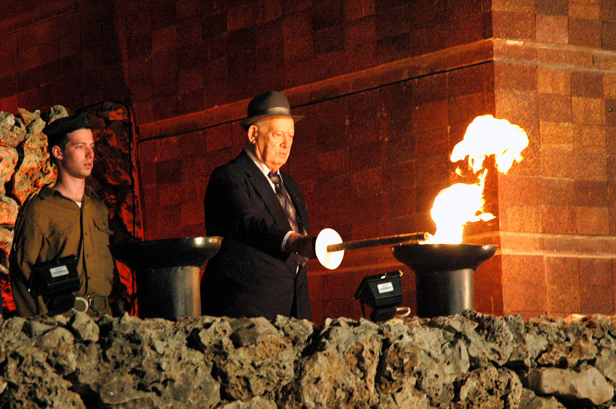 Иеракмиель Фельзенштейн зажигает факел во время церемонии, посвященной Дню памяти жертв Холокоста и героев сопротивления, 4 мая 2005 года, Яд Вашем.