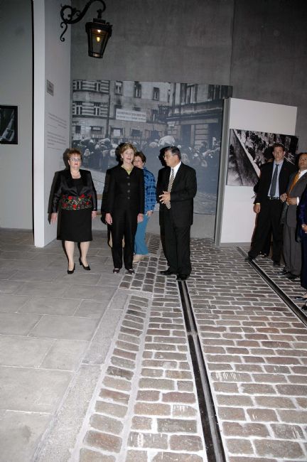 אבנר שלו, יו&quot;ר הנהלת יד ושם, מדריך את הגב' קצב (משמאל) ואת הגב' בוש במוזאון החדש לתולדות השואה