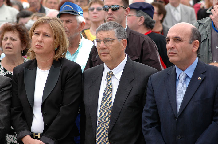 Minister of Immigrant Absorption MK Tzipi Livni, Chairman of the Yad Vashem Directorate Avner Shalev and Minister of Defense Lt. Gen. (res.) Shaul Mofaz during the ceremony