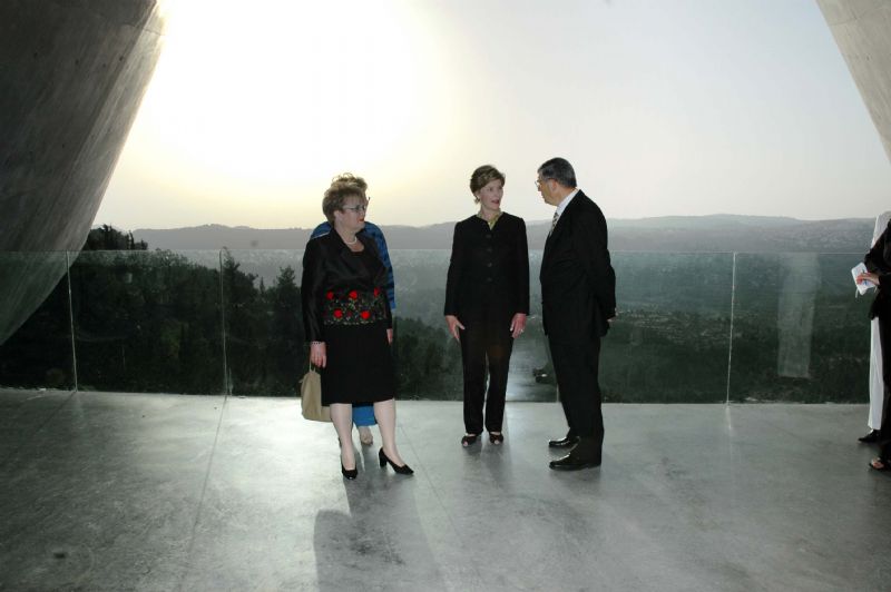 הגב' קצב, גב' בוש ואבנר שלו עומדים במרפסת הצופה על הרי ירושלים ביציאה מן המוזאון החדש