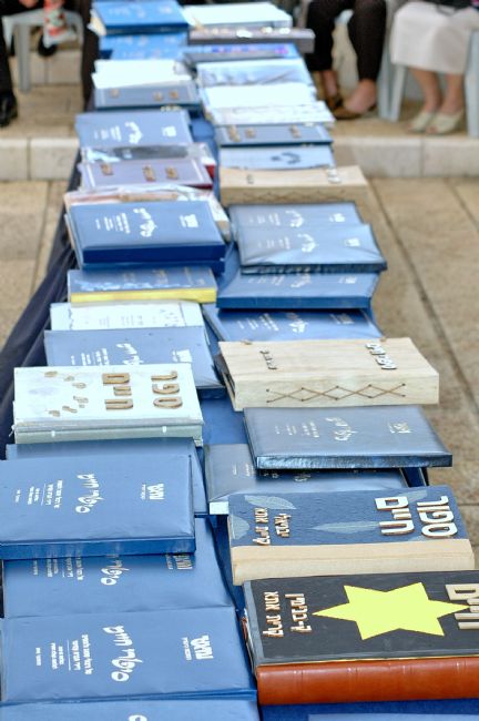 ספרים ובהם אלפי דפי עד שנאספו מניצולי שואה המתגוררים בבתי הדיור המוגן של חברת 'עמיגור'