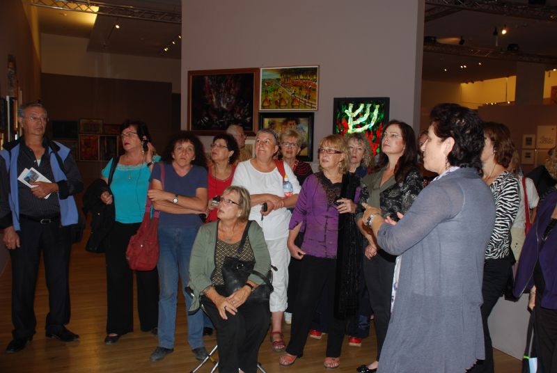 חברי העמותה בסיור בתערוכה 'סגולות של זיכרון'.