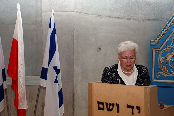 Janina Woloszczuk, daughter of Wojciech Woloszczuk, speaks at the ceremony in honor of her father