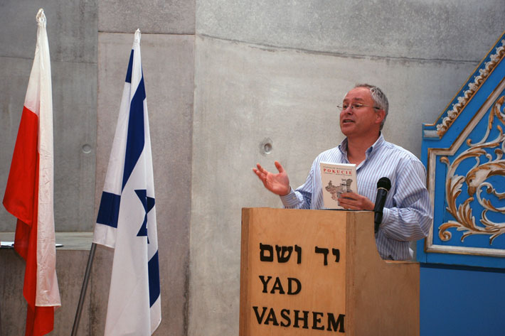 Eitan Schaff, son survivor Frances Schaff, speaking at the ceremony