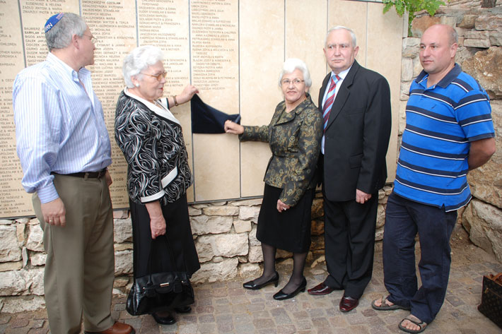 The unveiling of the name of Wojciech Woloszczuk on the wall in the Garden of the Righteous - Survivor Frances Schaff (3rd from the right) and Janina Woloszczuk, daughter of Wojciech Woloszczuk (2nd from the left)