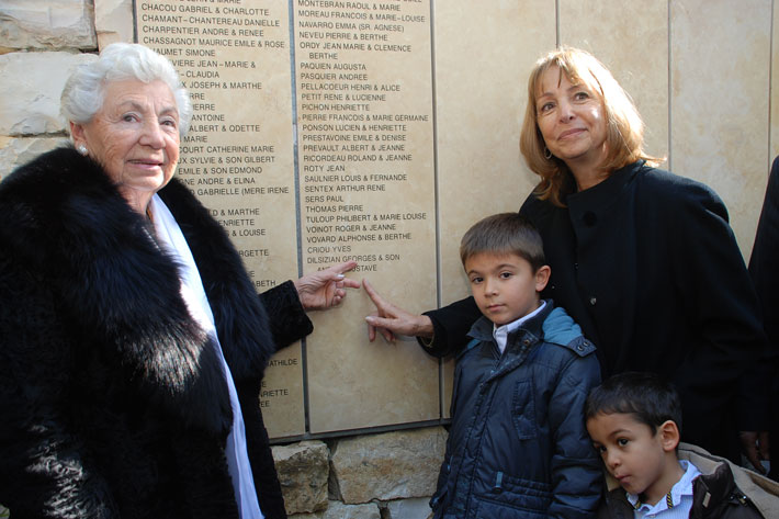 Survivor Carline Elbaz (left) and Liliane de Toledo, daughter and granddaughter of the Righteous, unveiling the names of the rescuers on the wall of honor, Yad Vashem, December 2011