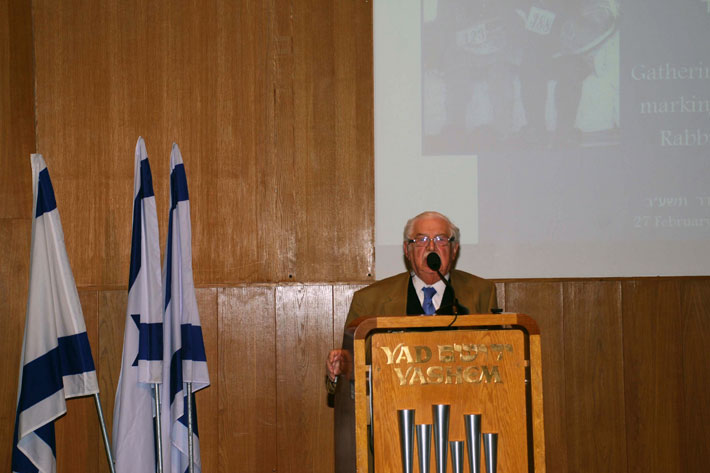 Rabbi Emanuel Fischer (one of the Kindertransport children) speaks during the event