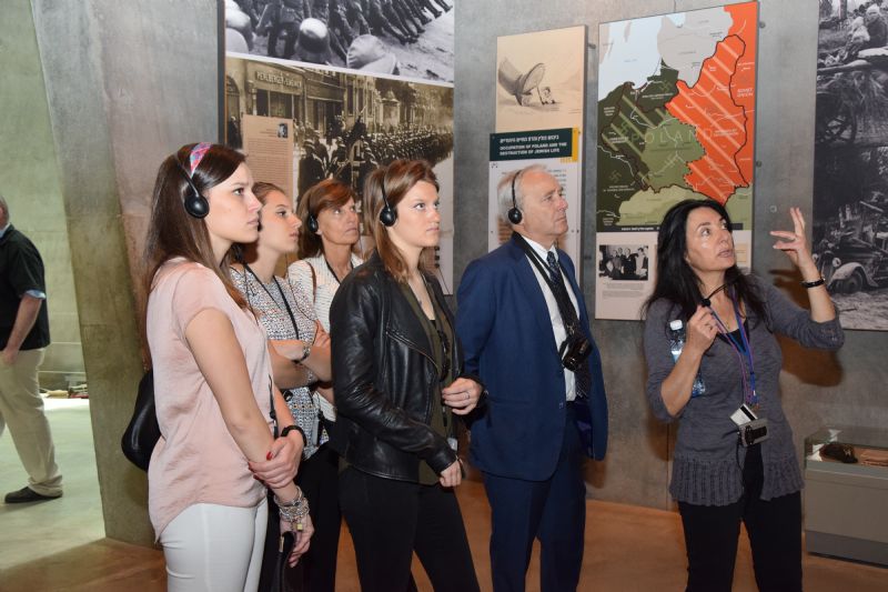 דה-בנדטי ובני משפחתה סיירו במוזאון לתולדות השואה