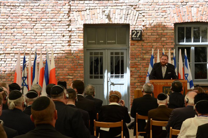 מנהל מוזיאון אושוויץ-בירקנאו ד"ר פיוטר צ'יווינסקי נושא דברים באירוע