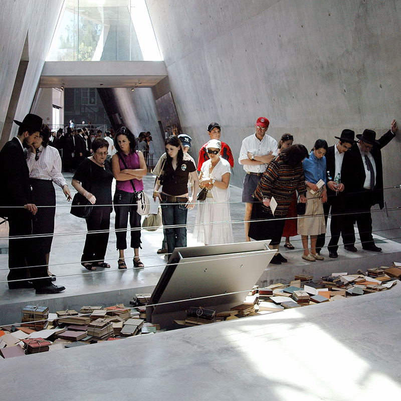Besucher im Museum zur Geschichte des Holocaust