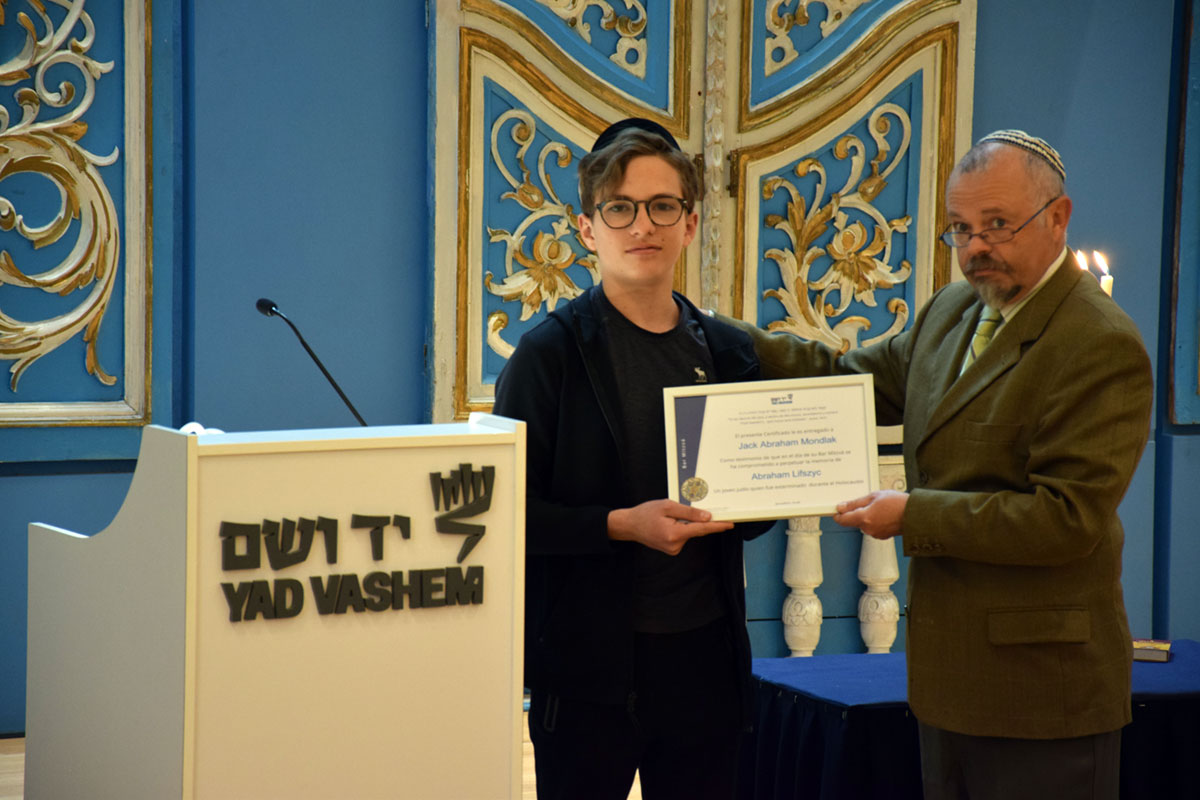 Jack Abraham muestra el certificado otorgado por Yad Vashem como testimonio de que en el día de su Bar Mitzva se comprometió a perpetuar la memoria de Abraham Lifszyc, un joven judío que fue asesinado durante el Holocausto