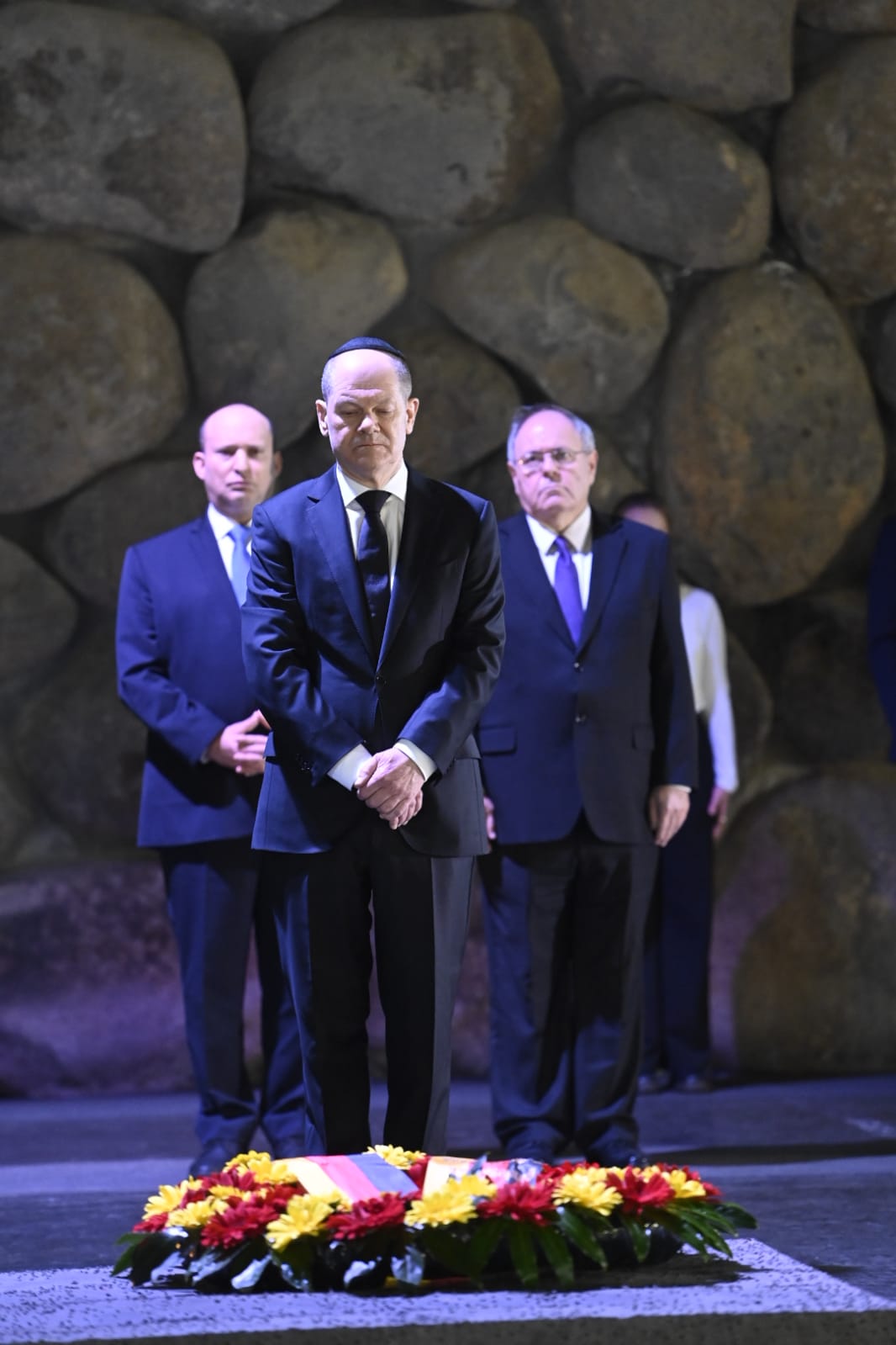 קנצלר גרמניה אולף שולץ בטקס הנחת זר לזכר ששת המיליונים שנרצחו בשואה באוהל יזכור