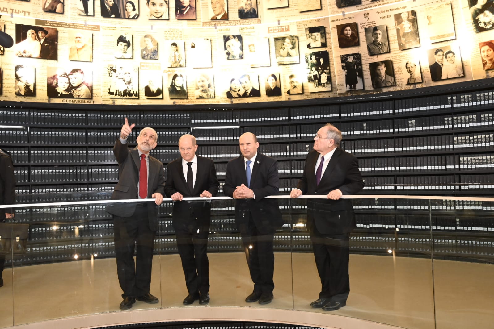Chancellor Scholz, Prime Minister Bennett and Chairman Dani Dayan in the Hall of Names towards the end of the Holocaust History Museum