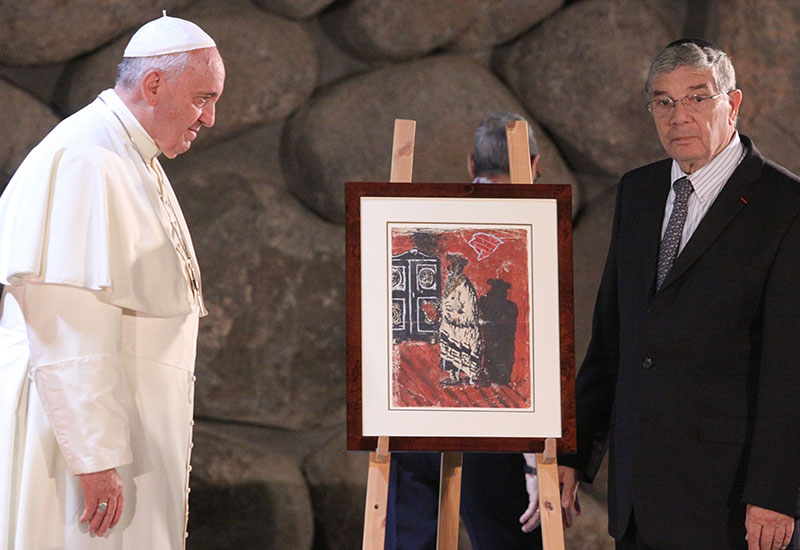 Presentation of gift from Avner Shalev to Pope Francis