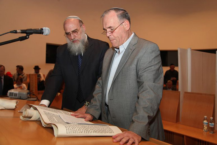 מנהל ביה&quot;ח שערי צדק, פרופ' יונתן הלוי (מימין) והרב שחר נחמני (משמאל) קוראים את המגילה