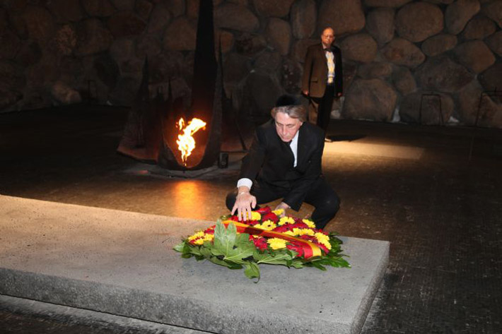 שגריר מקדוניה בישראל, מר פטר יבנובסקי, מניח זר באוהל יזכור